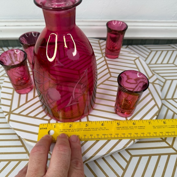 VTG Etched Cranberry Glass DECANTER W/ 4 Cordial Shot Glasses MCM - Picture 10 of 11